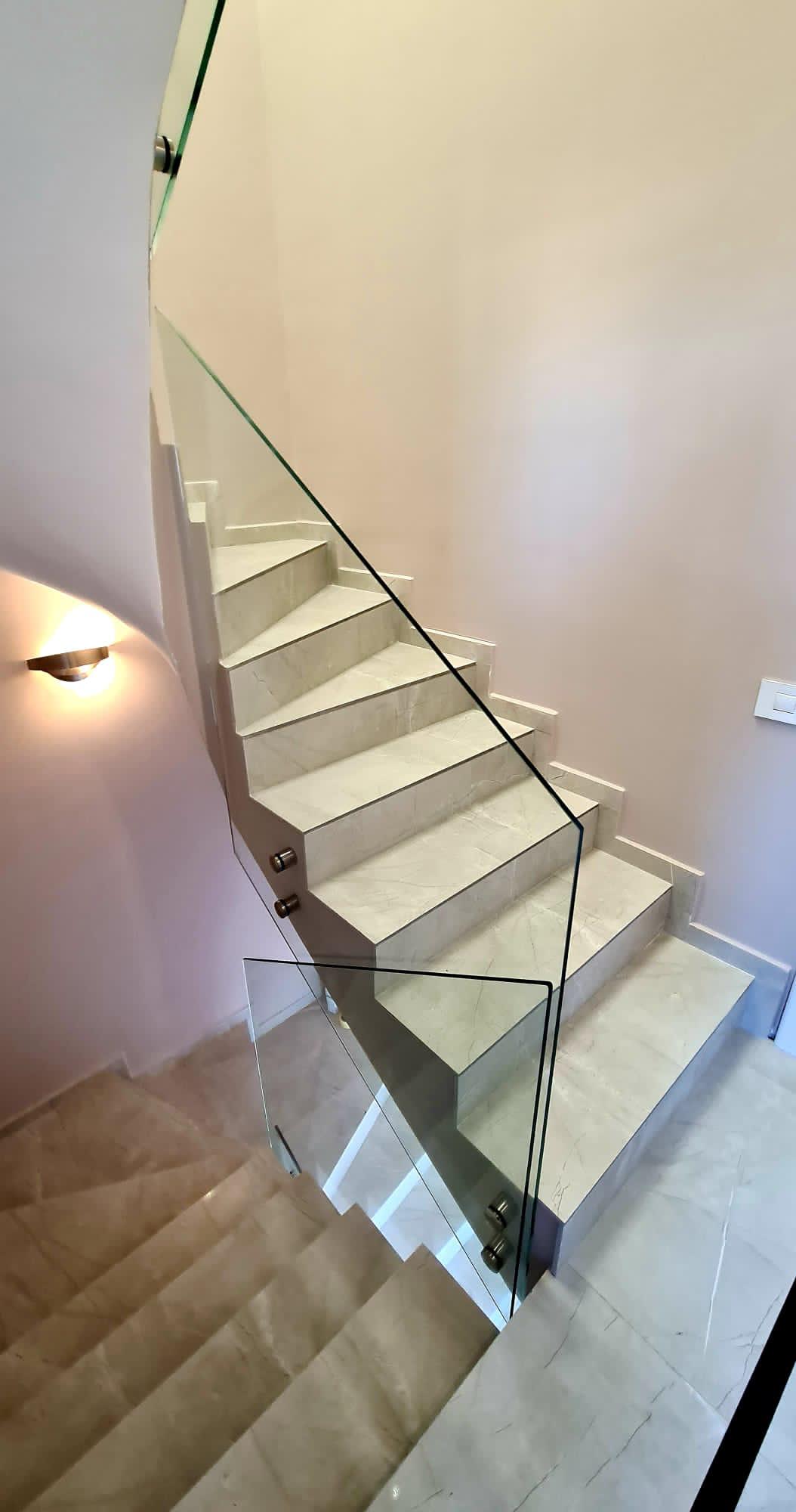 Balustradă sticlă cu mână curentă inox